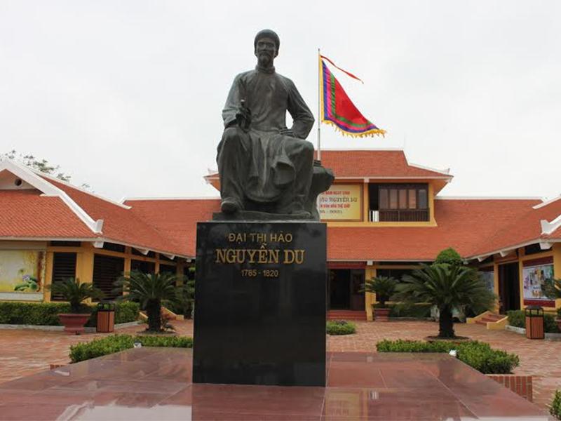 Tượng Nguyễn Du tại Hà Tĩnh